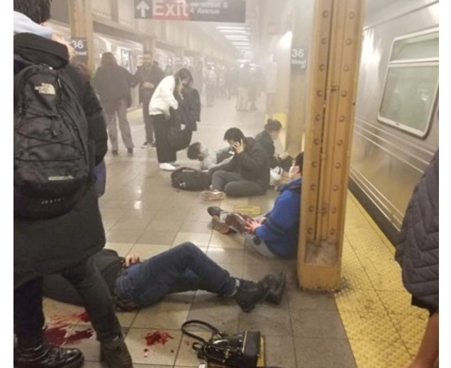 Десет са жертвите след масовата стралба в метрото на Ню Йорк 